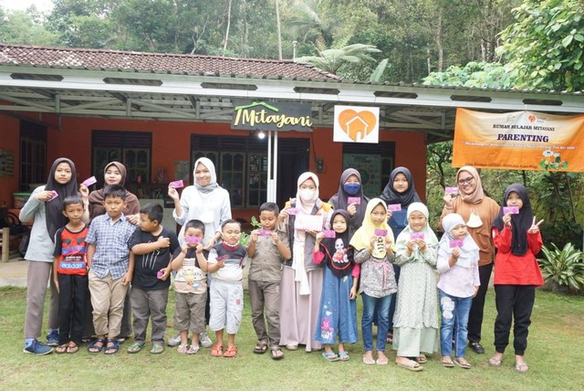 Rumah Zakat berbagi 1000 vitamin untuk warga Desa Jatimulyo, Kulon Progo dan Desa Triwidadi, Bantul pada Minggu (26/6).