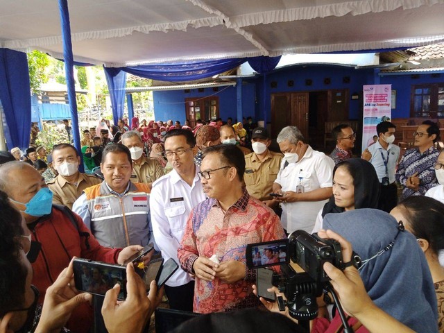 Rumah Zakat Berkolaborasi dengan BKKBN memberikan bantuan PMT untuk warga yang kurang mampu yang beresiko tinggi stunting.