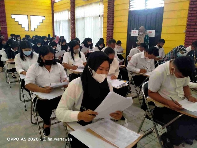 TES TERTULIS: ARIFIN/BERITA SAMPIT - Ratusan tekon guru serius mengerjakan soal tes tertulis di gedung BPG Mini Disdik Kotim, Kalteng.