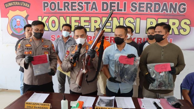 Polisi menunjukkan barang bukti senapan yang digunakan untuk menembak pendeta Fernando di Deli Serdang, Minggu (3/7/2022). Foto: Polres Deli Serdang