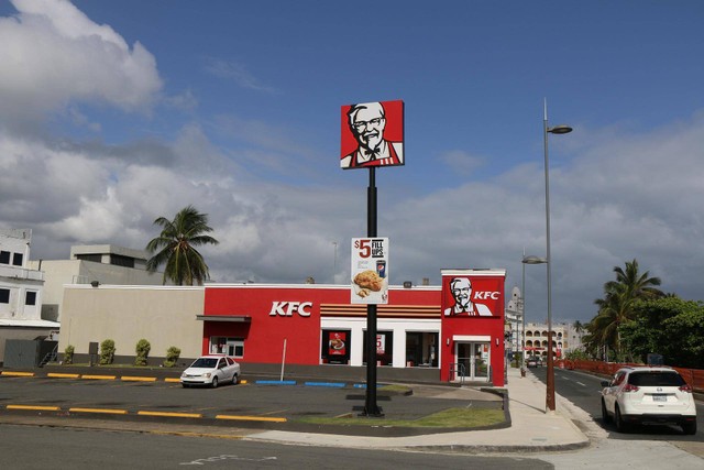 Gerai KFC salah satu yang mampu menerapkan strategi Glokalisasi di Indonesia. Foto: Gambar oleh Denys Vitali dari Pixabay