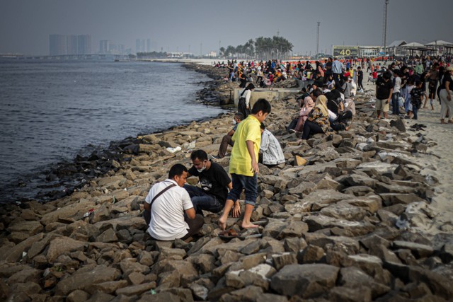 Pengunjung memadati kawasan wisata Pantai Pasir Putih di PIK 2, Kabupaten Tangerang, Banten, Sabtu (2/7/2022). Foto: Fauzan/ANTARA FOTO