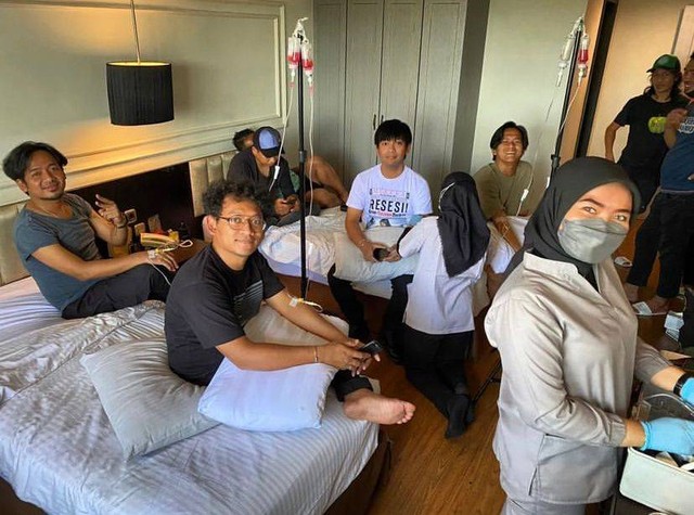 Para personel D'Masiv harus mendapatkan suntikan booster karena kondisi fisik mereka sempat drop. Foto: Instagram D'Masiv.