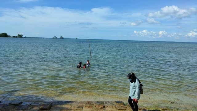 Pantai Payung Batubesar, Batam. Foto: Zalfirega/kepripedia.com