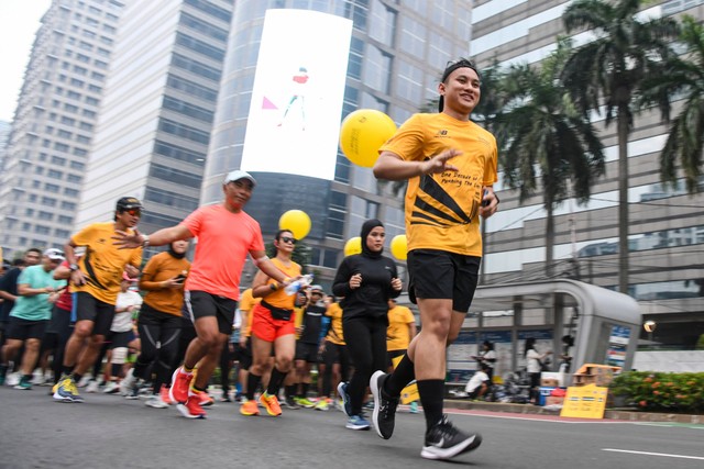 Sejumlah peserta berlari saat mengikuti 'Road to Maybank Bali Marathon 2022' yang keenam saat Hari Bebas Kendaraan Bermotor (HBKB) di Jakarta, Minggu (3/7/2022).  Foto: M Risyal Hidayat/ANTARA FOTO