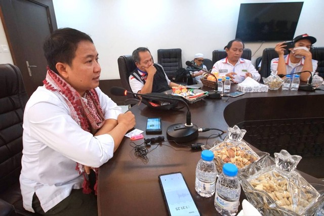 Dirjen Penyelenggaraan Haji dan Umrah Kemenag, Prof Hilman Latief, memberikan keterangan pers kepada media di Makkah, Sabtu (2/7/2022). Foto: Dok. MCH 2022