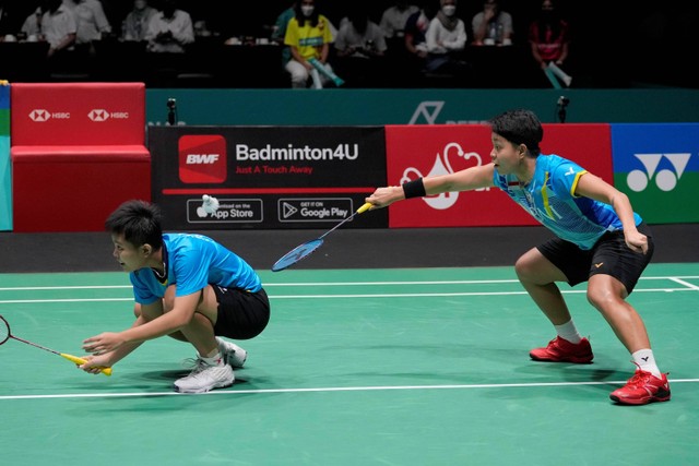 Ganda putri Indonesia Apriyani Rahayu/Siti Fadia Silva Ramadhanti saat melawan wakil China pada final Malaysia Open 2022 di Kuala Lumpur, Malaysia, Minggu (3/7).  Foto: Vincent Thian/AP PHOTO