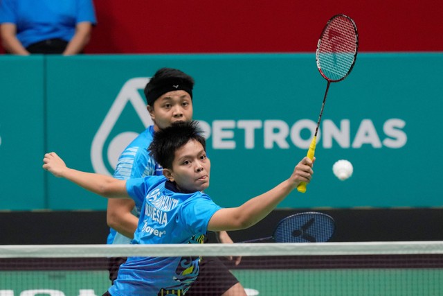 Ganda putri Indonesia Apriyani Rahayu/Siti Fadia Silva Ramadhanti saat melawan wakil China pada final Malaysia Open 2022 di Kuala Lumpur, Malaysia, Minggu (3/7).  Foto: Vincent Thian/AP PHOTO