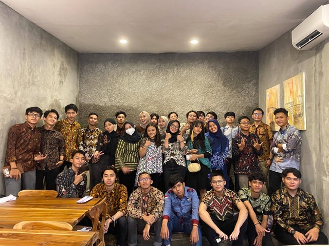 Foto bersama menggunakan Dresscode Batik By Nuril Fathiyah