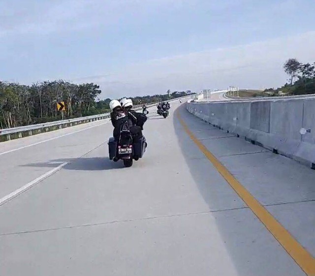 Pengendara motor gede (moge) Harley Davidson saat melintasi jalan tol Pekanbaru-Bangkinang dengan pengawalan PJR Ditlantas Polda Riau.