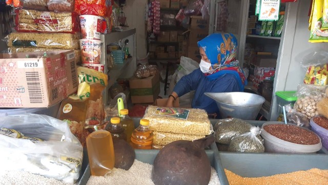 Minyak goreng curah dan sembako yang dijual di toko milik Istirohani. Foto: Aisyah Nawangsari