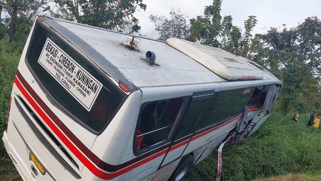 Bus Primajasa dan truk ayam kecelakaan di Tol Cipali KM 93. Foto: Dok. Istimewa