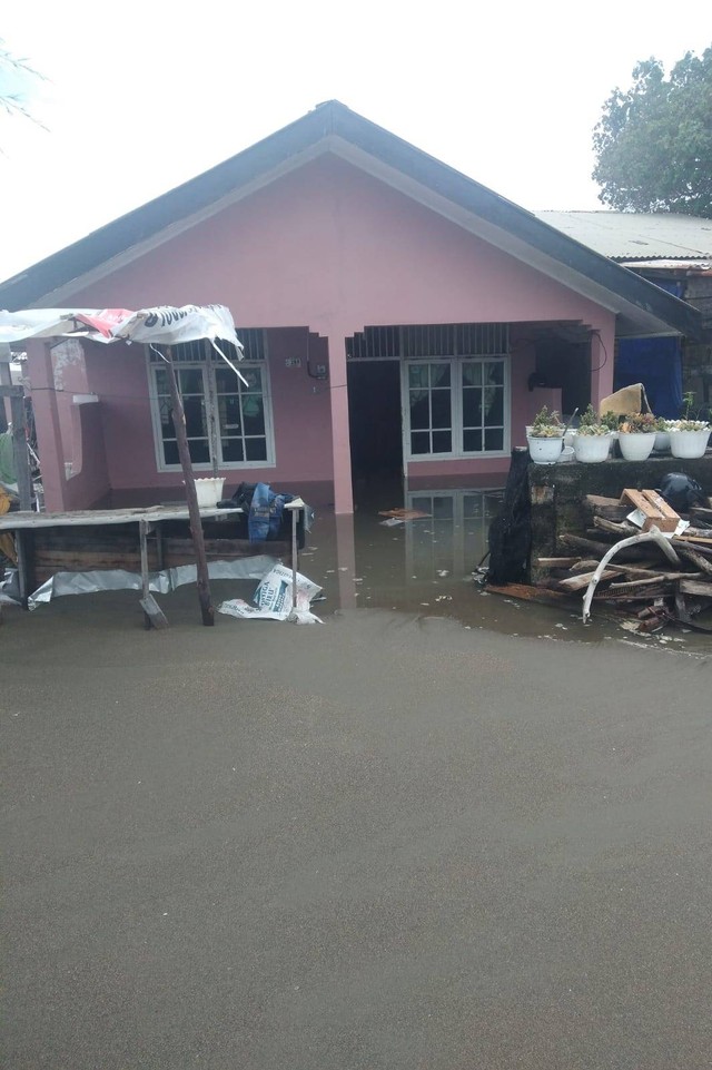 Banjir rob merendam rumah warga tiga gampong di Kecamatan Johan Pahlawan, Aceh Barat, Ahad (3/7/2022). Foto: Dok. BPBA
