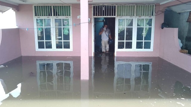 Banjir rob merendam rumah warga tiga gampong di Kecamatan Johan Pahlawan, Aceh Barat, Ahad (3/7/2022). Foto: Dok. BPBA