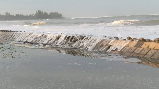 Pasang besar sehingga meluap ke darat itu dampak gelombang tinggi di perairan barat Aceh beberapa hari ini, Ahad (3/7/2022). Foto: Dok. BPPA