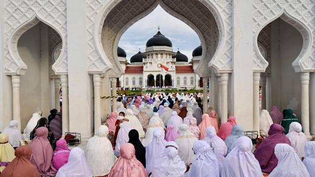 Jemaah Salat Idul Adha di Masjid Raya Baiturrahman, Banda Aceh, Selasa (20/7/2022). Foto: Suparta/acehkini