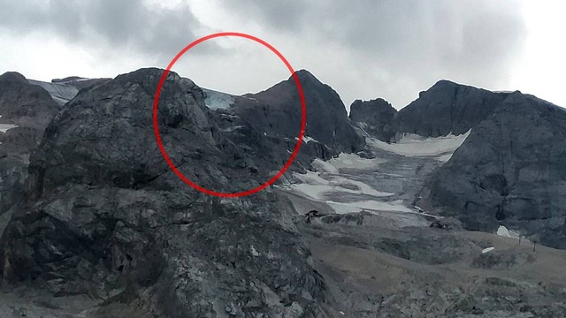 Kondisi gletser es yang runtuh di gunung Marmolada, Italia, Minggu (3/7/2022). Foto: Corpo Nazionale Soccorso Alpino e Speleologicovia Reuters