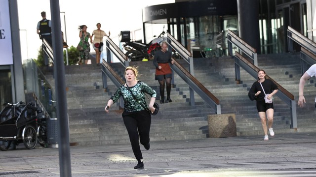 Orang-orang berlarian di luar pusat perbelanjaan Fields, setelah insiden penembakan di lokasi tersebut, di Kopenhagen, Denmark, Minggu (3/7/2022). Foto: Ritzau Scanpix/Olafur Steinar Gestsson via REUTERS