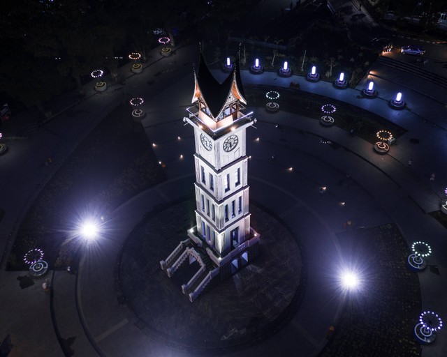 daya tarik jam gadang bukittinggi. sumber foto : unsplash/rafki altoberi.