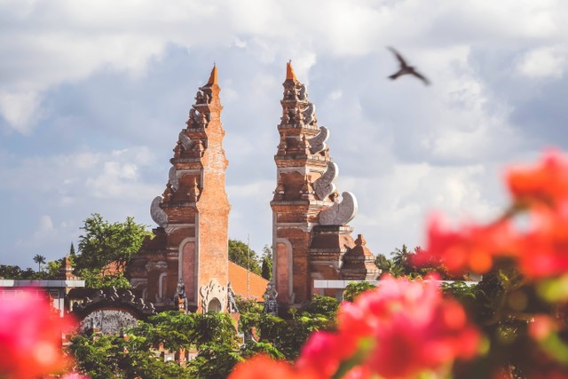 Harga Tiket Masuk Handara Gate Bali, Foto: Unsplash/Jeremy Bishop.