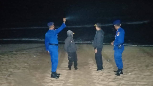 Tim SAR saat melakukan pencarian wisatawan yang tenggelam di Pantai Drini. Foto: istimewa