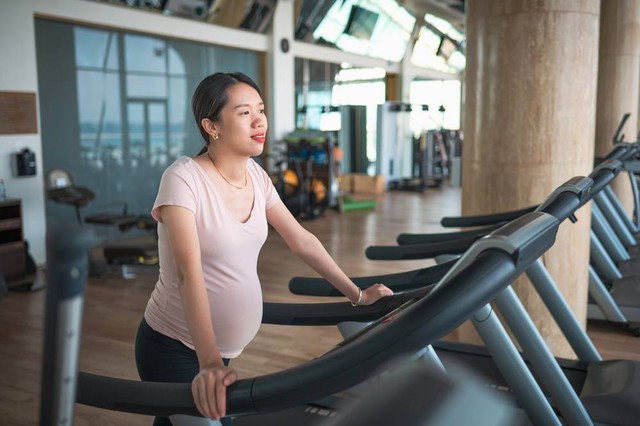Ilustrasi ibu hamil olahraga dengan treadmill. Foto: Shutterstock