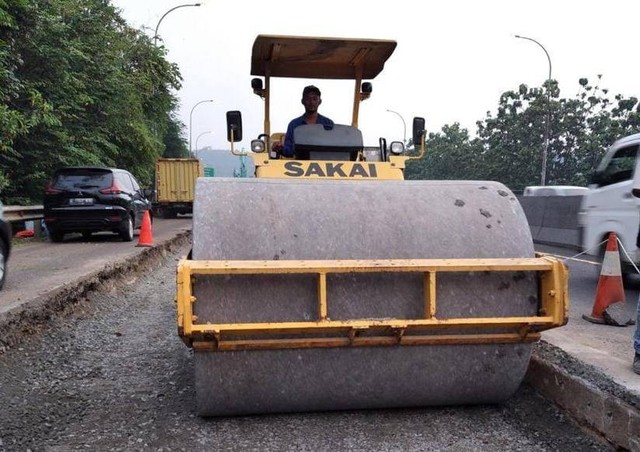 Perbaikan jalan di ruas tol Cipularang dan Padaleunyi. Foto: Dok. Jasa Marga