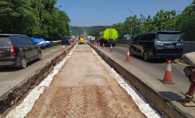 Perbaikan jalan di ruas tol Cipularang dan Padaleunyi. Foto: Dok. Jasa Marga