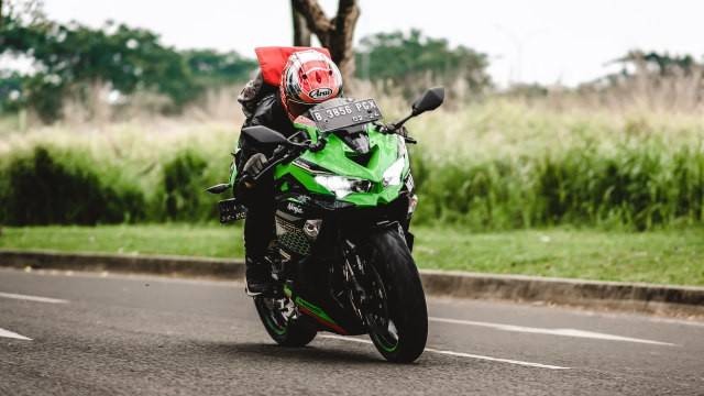 Tampilan belakang Kawasaki Ninja ZX-25R. Foto: Bangkit Jaya Putra/kumparan