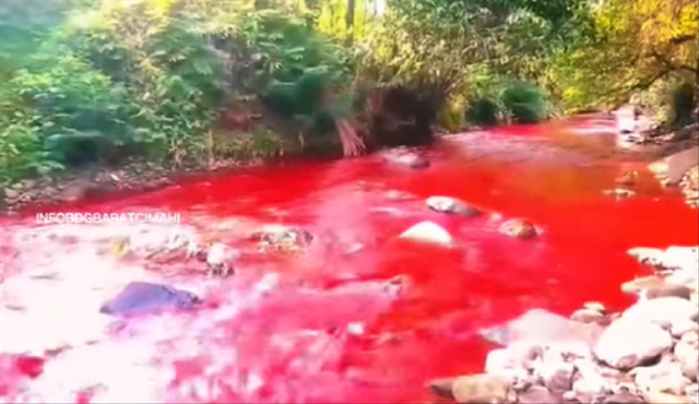 Sungai Citarum berubah warna menjadi merah darah. Foto: Instagram/infobdgbaratcimahi