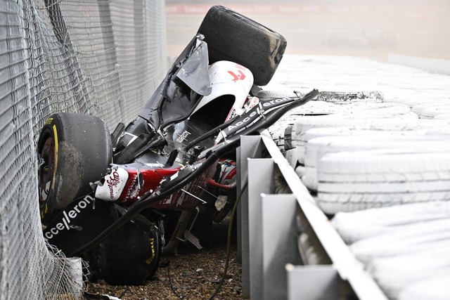 Pebalap Zhou Guanyu mengalami kecelakaan dalam ajang Formula Satu di sirkuit Silverstone, Inggris, Minggu (3/7/2022). Foto: Ben STANSALL/AFP
