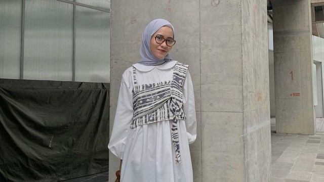 Referensioutfit hijab nuanda putih. Foto: Instagram.com.amirakmels