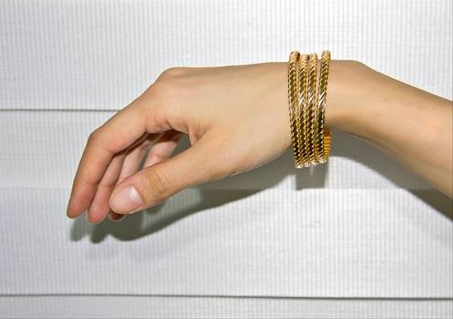 Ilustrasi perhiasan emas. Foto: Unsplash.com