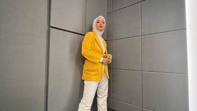 Padu padan outfit hijab dengan sneakers. Foto: Instagram.com/tantrisyalindri