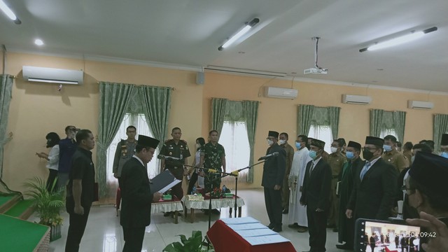 Bupati Katingan Sakariyas saat melantik 16 Pejabat di lingkungan Pemerintah Kabupaten katingan. (MG.BITRO/INTIMENWS.COM)