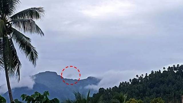 G. Awu, 11 Mei 2022 pukul 15:00 WITA, teramati hembusan asap kawah setinggi 30 m dari puncak (Sumber foto: Pos PGA Awu – PVMBG).