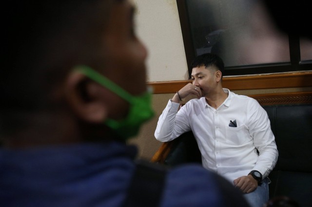 Angga Wijaya saat menghadiri sidang perceraian dengan Dewi Perssik di Pengadilan Agama Jakarta Selatan, Jakarta, Senin, (4/7/2022). Foto: Agus Apriyanto
