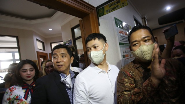 Penyanyi dangdut Dewi Perssik dan suaminya Angga Wijaya saat menghadiri sidang perceraian di Pengadilan Agama Jakarta Selatan, Jakarta, Senin, (4/7/2022). Foto: Agus Apriyanto