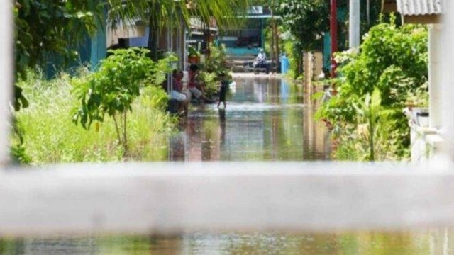 Ilustrasi. Banjir rob terjadi di kawasan pesisir Kota Tanjungpinang, beberapa waktu lalu. Foto : Ismail/kepripedia.com.