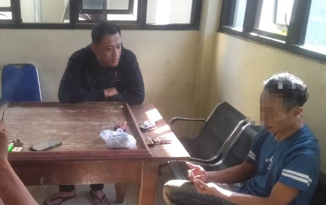 AI (kanan) terduga pelaku pencuri tong sampah di City Walk Jalan Ahmad Yani, saat diinterogasi petugas di Kantor Satpol PP Kota Tegal, Minggu (3/7/2022). (Dok. Kasatpol PP Tegal Hartoto).