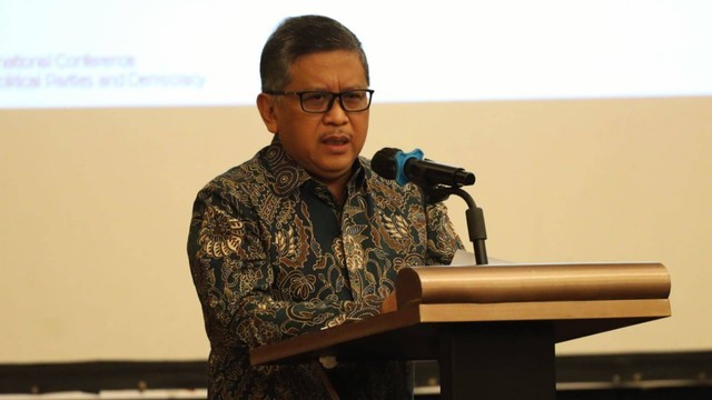 Sekjen PDIP Hasto Kristiyanto dalam Seminar Internasional bertema Partai Politik dan Demokrasi, Senin (4/7).  Foto: Dok. Istimewa