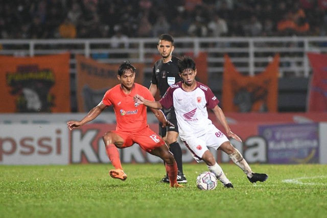 Borneo FC melawan PSM Makassar dalam laga babak 8 besar Piala Presiden 2022 di Stadion Segiri, Samarinda, pada Minggu (3/7). Foto: Situs web resmi Piala Presiden