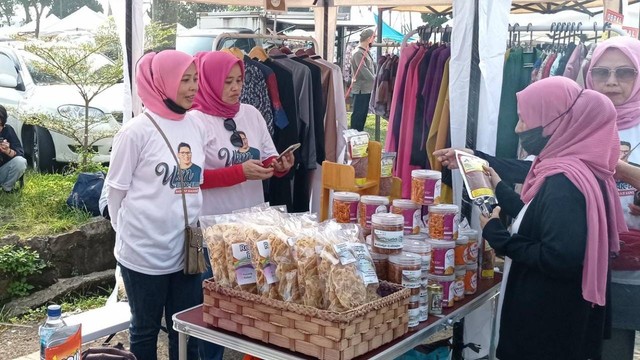 Kegiatan pemasaran produk UMKM binaan relawan Relawan UMKM Sahabat Sandi Cimahi. Foto: Dok. Istimewa