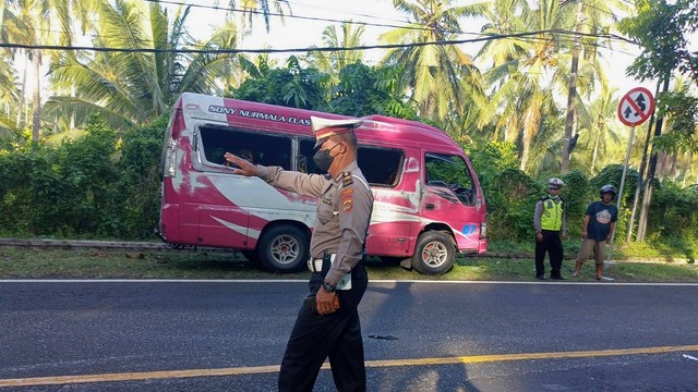 Mobil Travel di Bali Lakantas Tunggal, Senin (4/7/2022). Foto: Polres Jembrana