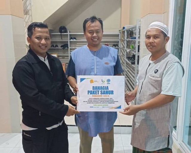 Komunitas Sedekah Sandal Jepit Kerjasama Lazdai Lampung Sebar Paket Sahur Ramadhan lalu (dokumentasi pribadi)