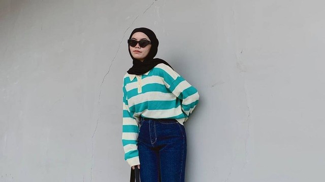 Ide padu padan striped shirt untuk hijabers. Foto: Instagram.com/irrst