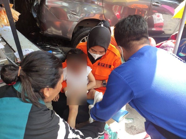 Mobil Mundur Sasak 4 Motor dan Warung di Surabaya, Anak dan Balita Terluka