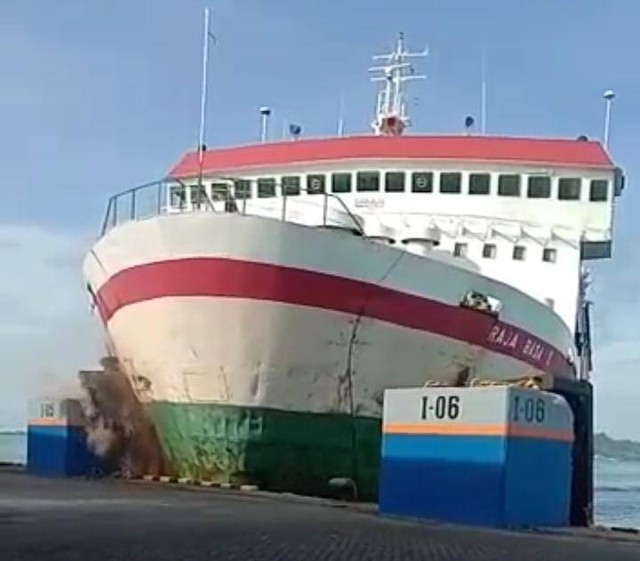 Kapal Ferry yang menabrak fender di Dermaga 1 Pelabuhan Bakauheni Lampung. | Foto: Ist