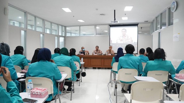 LPMPP UMS memberikan pembekalan kepada mahasiswa yang akan mengikuti Kuliah Kerja Nyata Muhammadiyah Aisyiyah (KKN MAs). (Foto : Alvian)