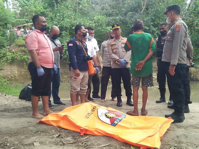 Keterangan foto: Kapolresta Kupang Kota, Kombes Pol. Rishian Krisna Budhiaswanto didampingi Kapolsek Kelapa Lima, AKP Aulia Robby bersama penyidik melakukan evakuasi mayat perempuan.